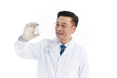 中年医生举起疫苗瓶端详图片