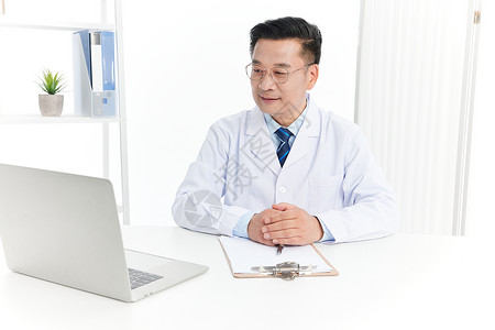 信息实验室中年医生在诊所查看电脑信息背景