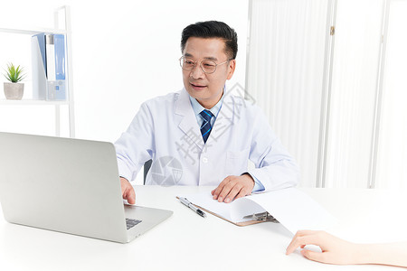 中年医生在于病人交谈图片