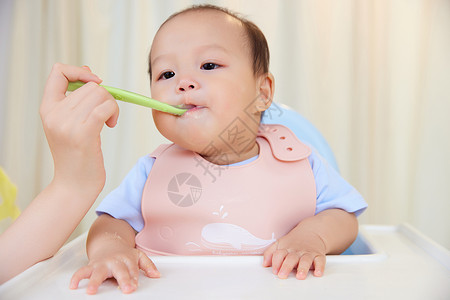 居家生活妈妈给宝宝喂食吃翻高清图片