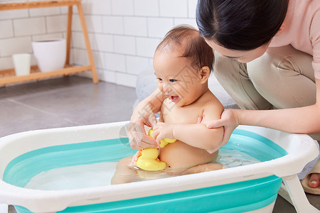 沐浴桶年轻宝妈居家给婴幼儿洗澡背景