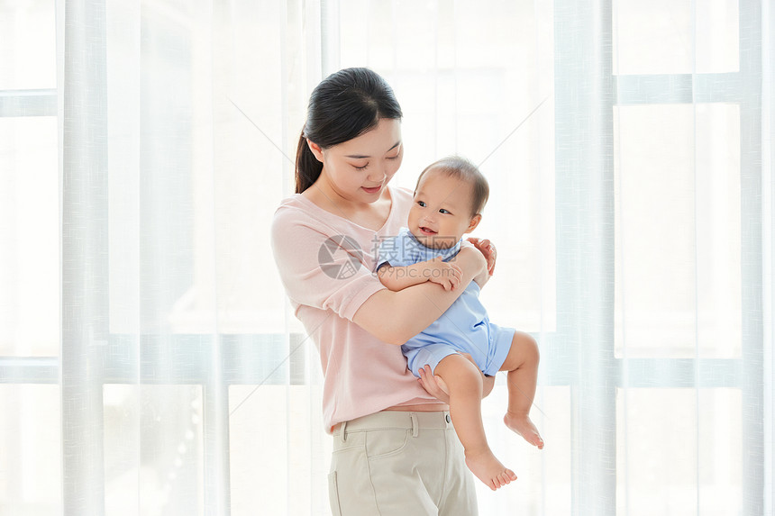 妈妈抱着婴儿宝宝居家生活图片