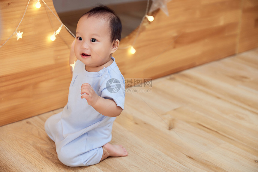 婴幼儿宝宝居家坐在地上玩耍图片