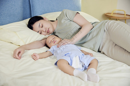 年轻妈妈陪伴婴幼儿宝宝睡觉图片