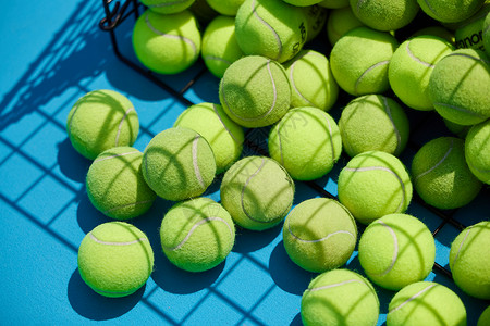 球场上的网球静物背景图片