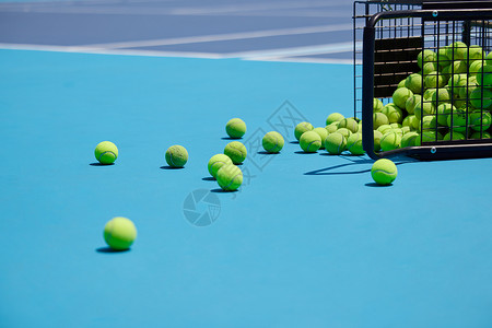 球场上散落的网球背景图片