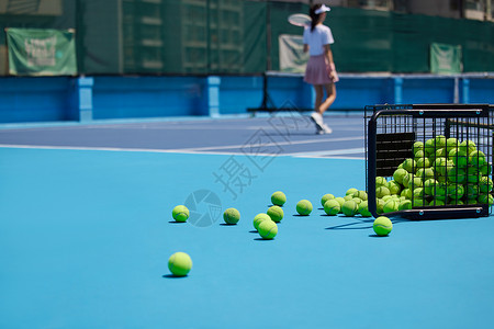 球场上的网球静物背景图片