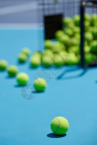 球场上的网球静物图片