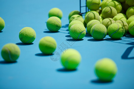 球场上的网球静物图片