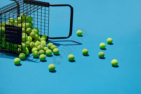 蓝色背景散落的网球背景图片