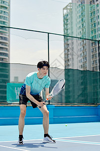 男青年打网球击球图片