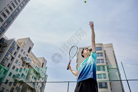 运动男青年网球发球背景图片