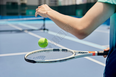网球训练发球特写高清图片