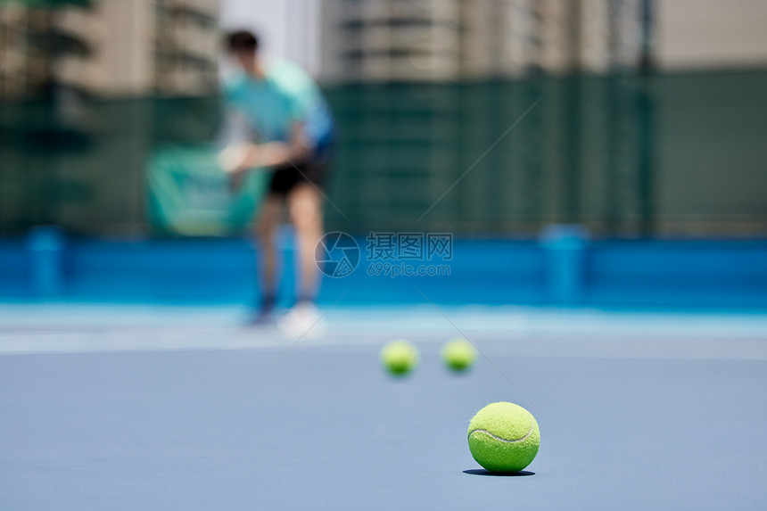 在网球场训练的球手图片