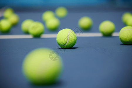 球场上的网球静物高清图片