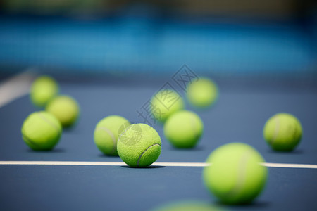 球场散落的网球图片