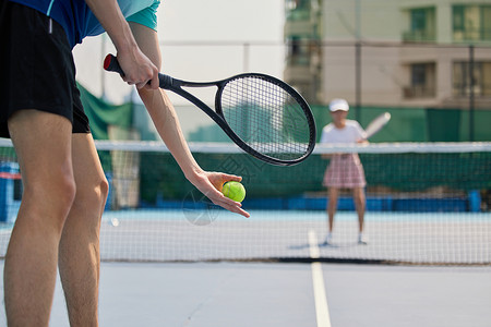 户外运动员网球对战发球图片