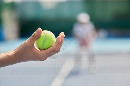 网球训练发球特写高清图片