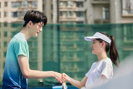 户外运动员网球对战握手图片