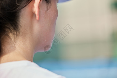 网球运动赛女性网球手流汗特写背景