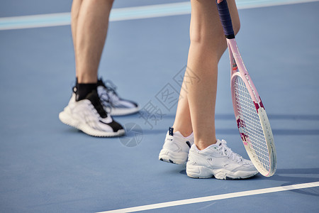 户外网球男女双打脚部特写图片