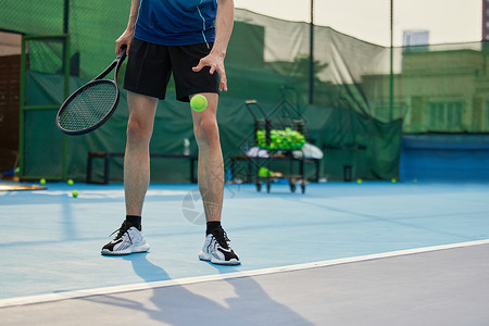 网球训练发球特写背景图片