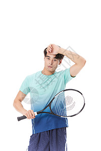 打网球的人拿着网球拍边擦汗男性运动员背景