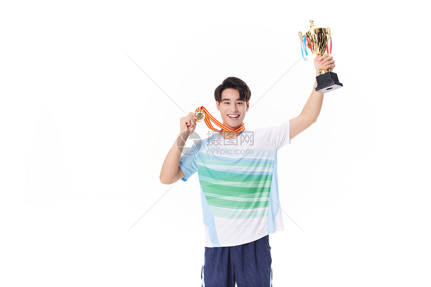 运动员手拿奖牌高举奖杯图片