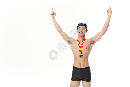 胸前挂着金牌的游泳运动员举手欢呼背景图片