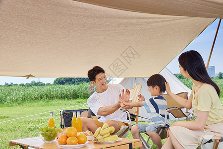 家庭亲子户外露营野餐图片