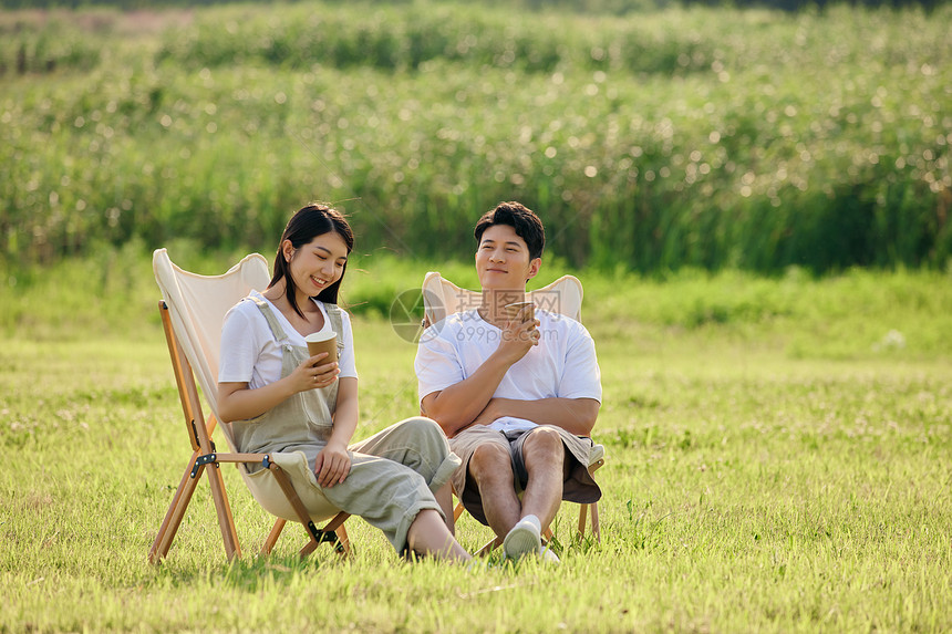 青年夫妻户外露营喝咖啡聊天图片