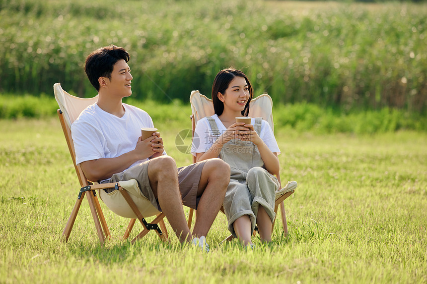 青年夫妻户外露营喝咖啡聊天图片