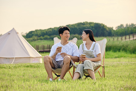 青年男女户外郊游露营图片