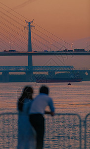 桥上看风景长江边看日落夕阳的情侣背影背景