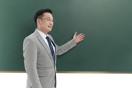中年教授在黑板前讲课图片