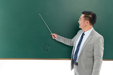 中年教授用教棒指着黑板背景图片