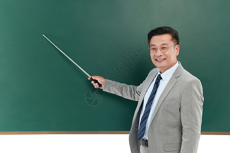 中年教授在黑板前手持教棒图片