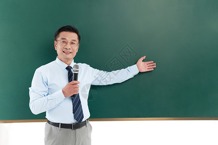 中年教授举着话筒手靠黑板图片