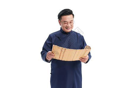中年国学老师阅读竹简背景