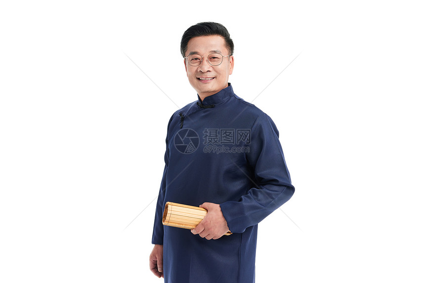 中年国学老师拿着竹简面带微笑图片