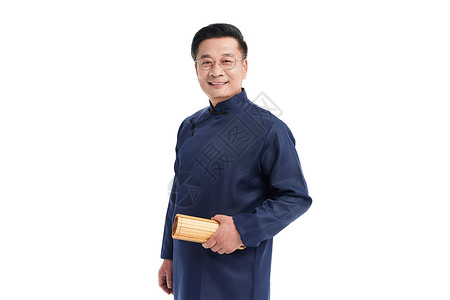 中年国学老师拿着竹简面带微笑高清图片