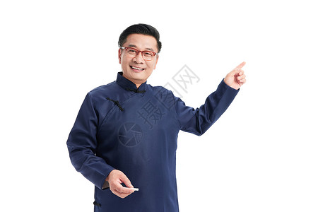 中年国学老师拿着粉笔手指向背后图片