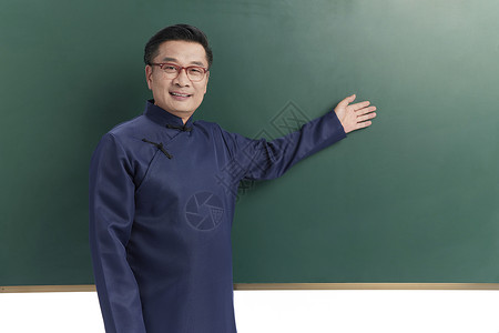 中年国学老师在黑板前讲课图片