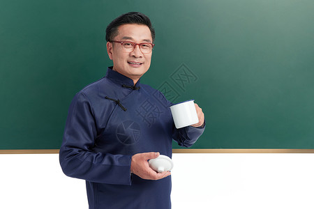 中年国学老师在黑板前喝水高清图片