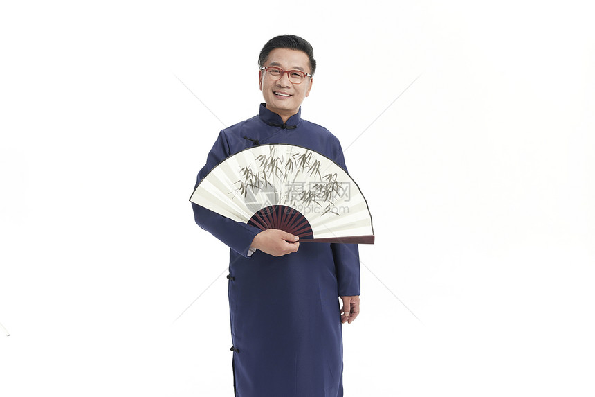 中年国学老师拿着扇子面带微笑图片