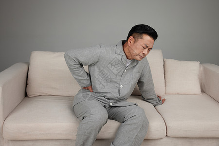 45~55岁居家中年男子腰痛背景