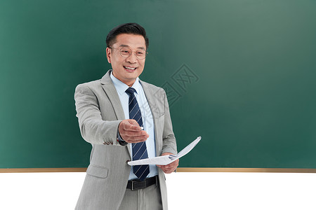 中年教授在黑板前讲课背景图片
