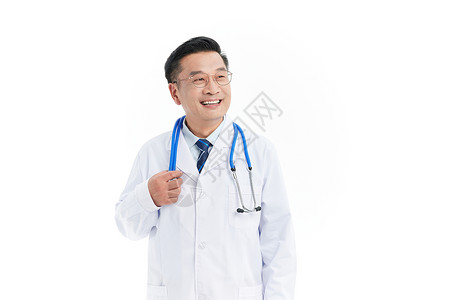 中年医生手握听诊器面带微笑图片