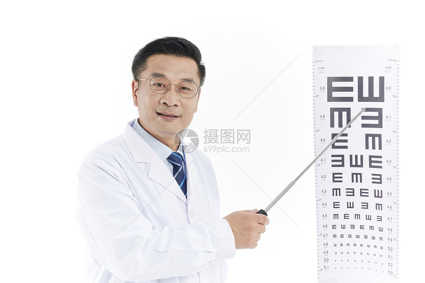 眼科医生用指挥棒指点视力检测表图片