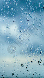 下雨的窗户玻璃窗上的雨滴背景